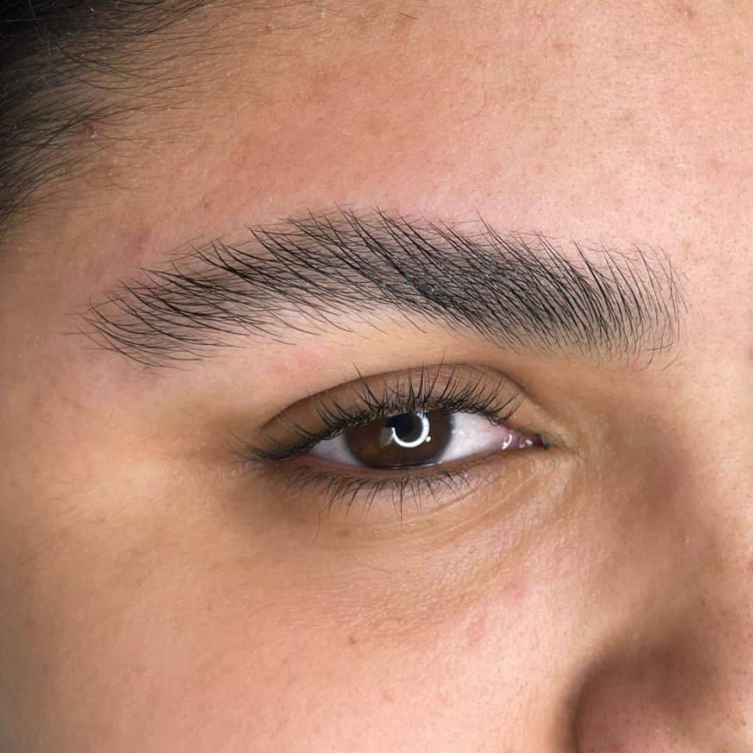 Cílios e sobrancelhas bem definidas e naturais, realçando a beleza do olhar.