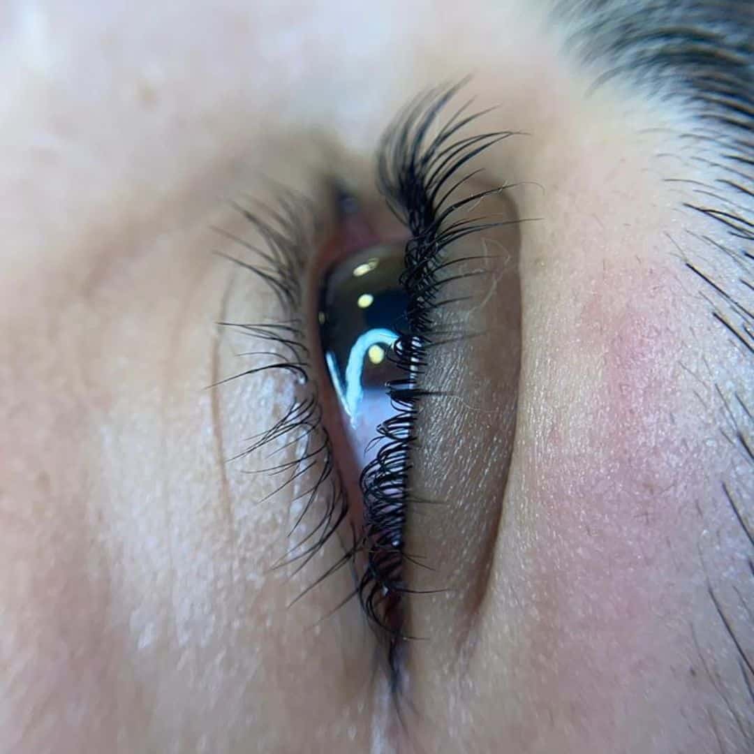 Cílios alongados e curvados para realçar a beleza dos olhos.
