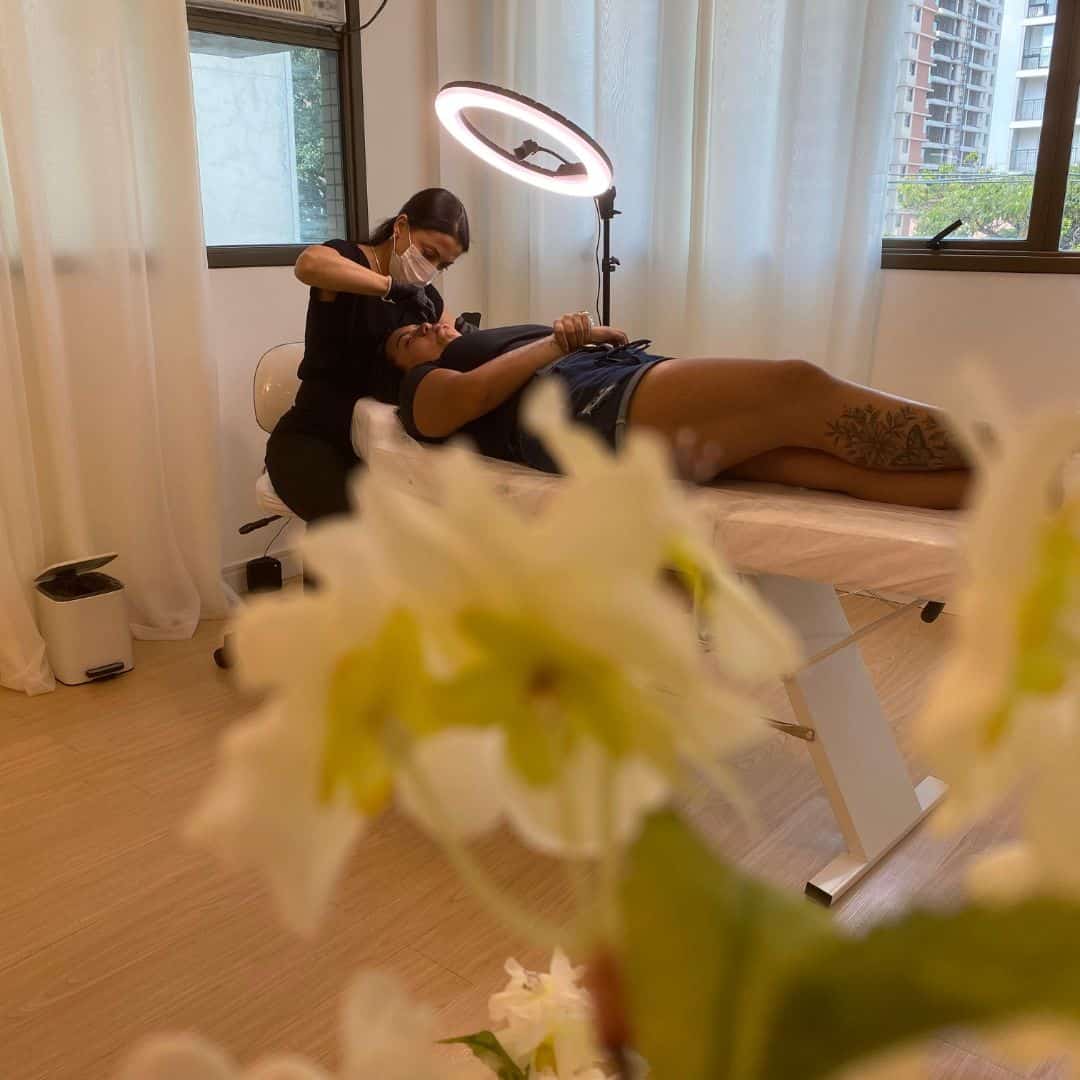 Procedimento de relaxamento facial em clínica de beleza.