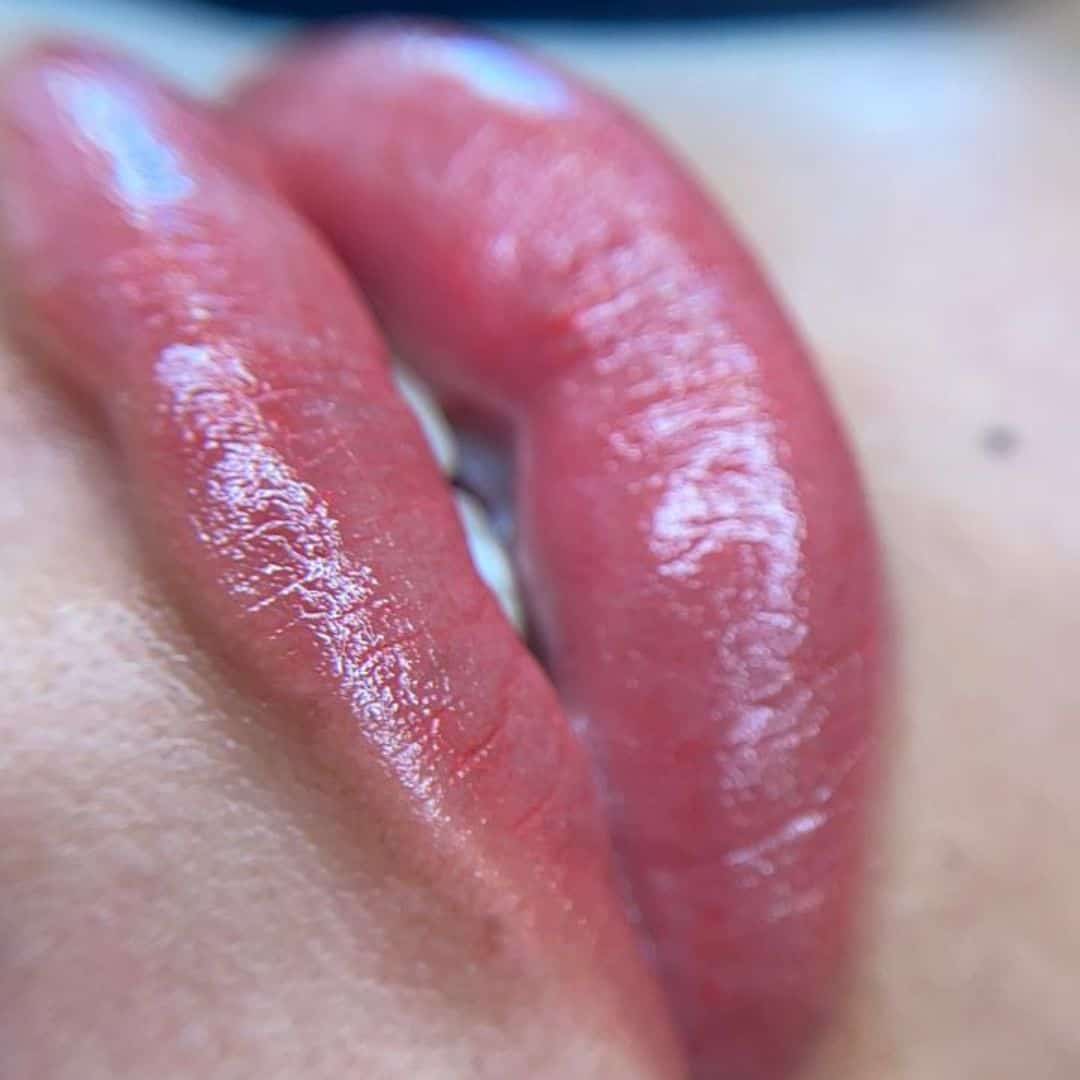 Lábios bem cuidados e hidratados, destaque na beleza facial.